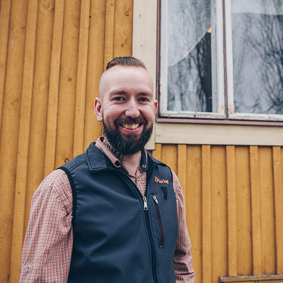 Alasti nuorten naisten kuva